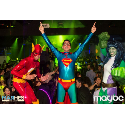 Superheroes en zancos