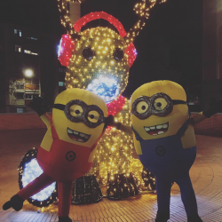 Minions a pie o en zancos