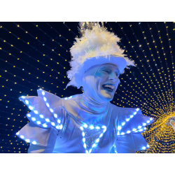Personajes con Alas Iluminadas en Zancos