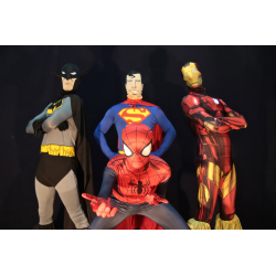 Superheroes en zancos