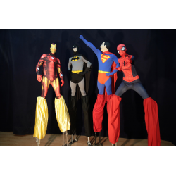 Superheroes en zancos
