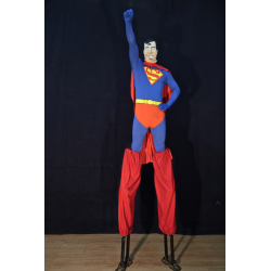 Superman en zancos