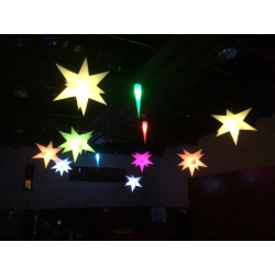 Decoración con estrellas y conos iluminados