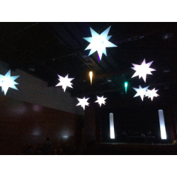 Decoración con estrellas y conos iluminados