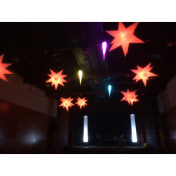 Decoración con estrellas y conos iluminados
