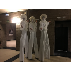 Personajes en zancos blancos