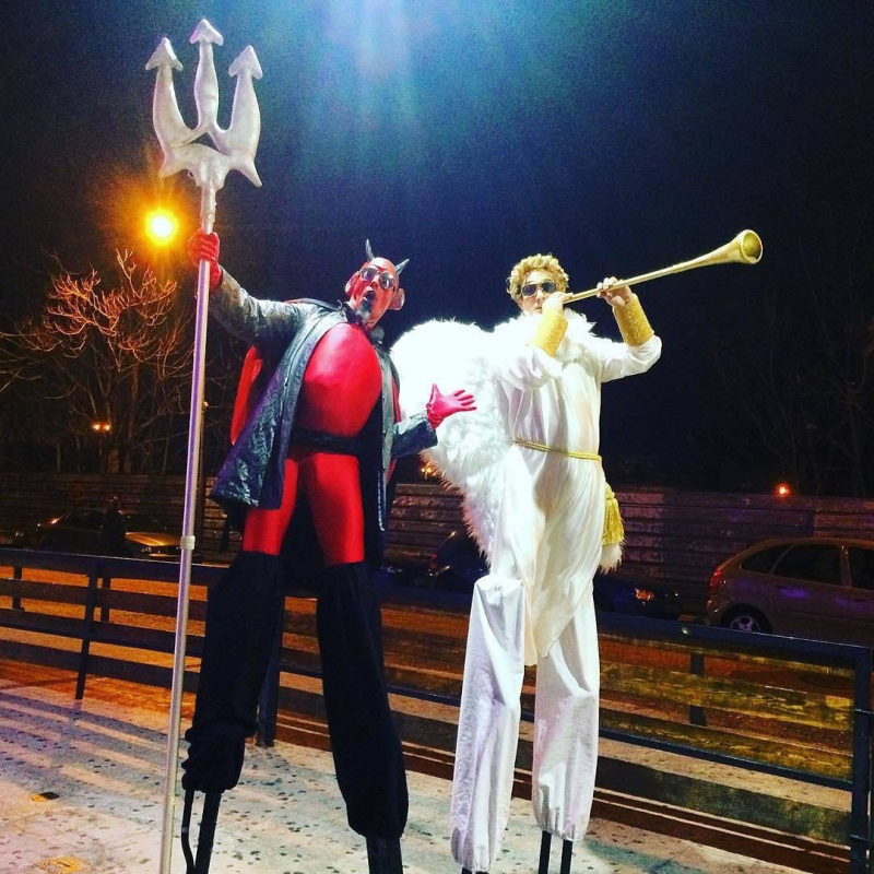 Angel y Demonio en zancos Angel y Demonio en zancos