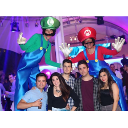 Mario Bros y Luigi en zancos