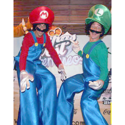Mario Bros y Luigi en zancos