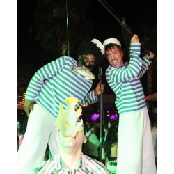 Personajes marineros en zancos