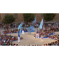 Personajes marineros en zancos