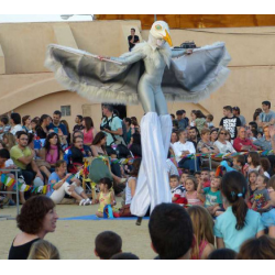 Personajes marineros en zancos