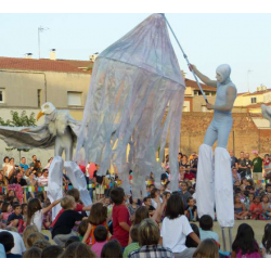 Personajes marineros en zancos
