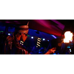 Indian Party en zancos